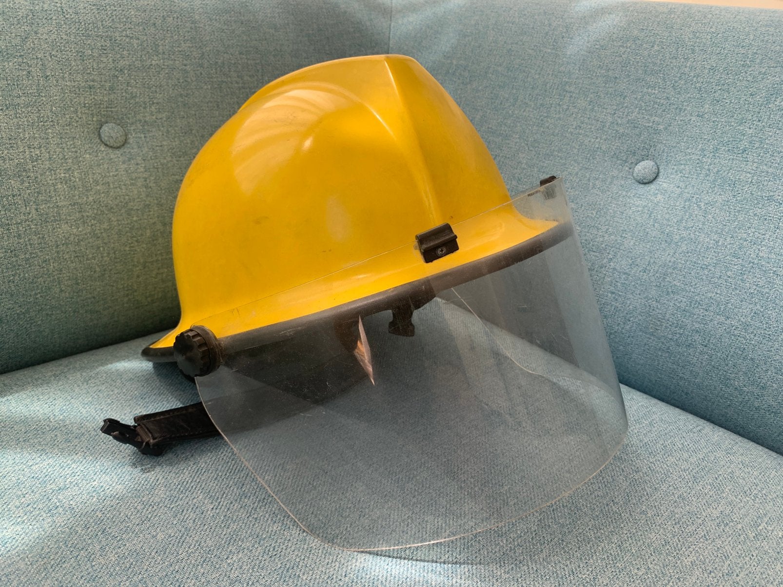 Originele Engelse gele bramdweerhelm met vizier, Verzenden, Overige soorten, Engeland, Helm of Baret