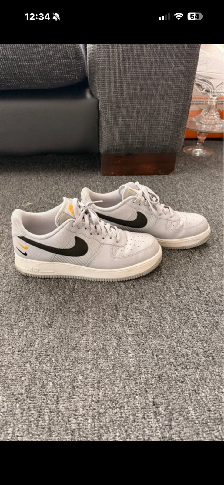 Nike Air Force 1 Low '07 LV8 - Grijs met Oranje Details, Ophalen of Verzenden, Gedragen, Grijs, Sneakers of Gympen