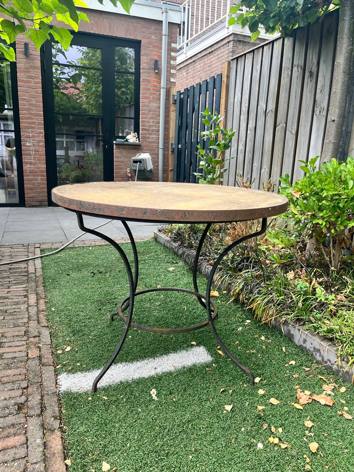 Gietijzeren tuintafel met mozaïek/natuurstenen blad, Tuin en Terras, Tuintafels, Ophalen, Gebruikt, Rond, Metaal