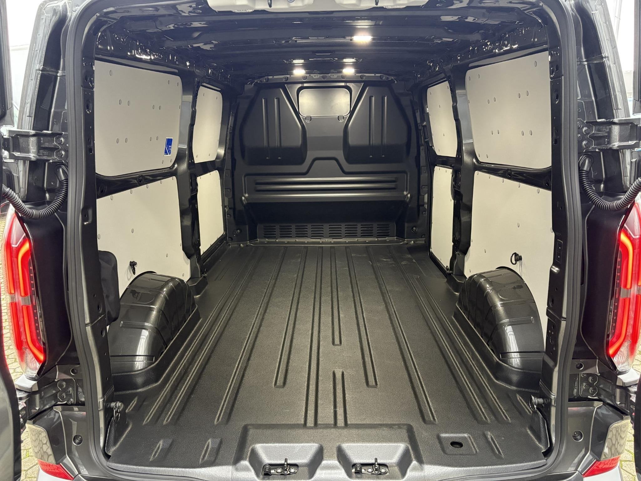 Ford E-Custom 320 L2H1 Limited 65 kWh DEMO I DRIVER ASSISTAN, Auto's, Bestelauto's, Automaat, Overige kleuren, 470 min, 2 stoelen
