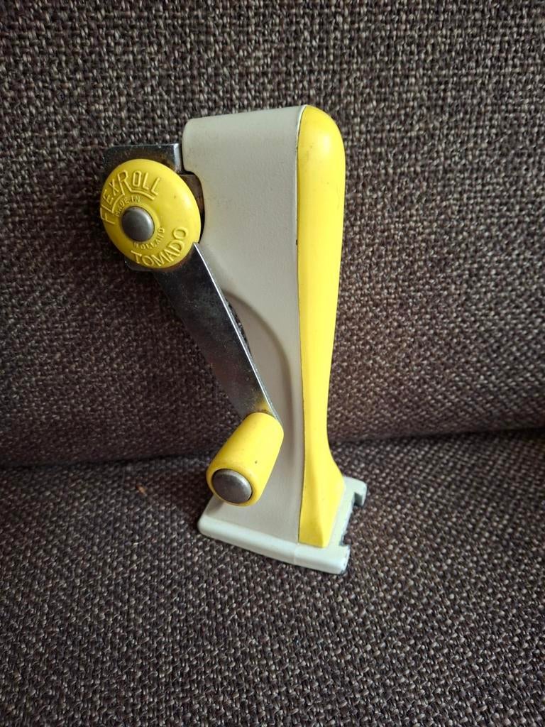 Blikopener vintage van Tomado made in Holland  geel met wit, Ophalen of Verzenden