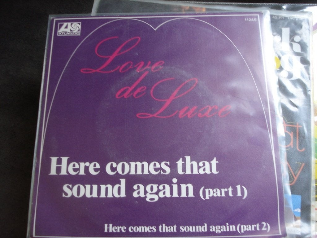 Love the Luxe: Here comes that sound again, Part 1 and 2, Beschermende buitenhoes, Ophalen of Verzenden, Zo goed als nieuw, Pop