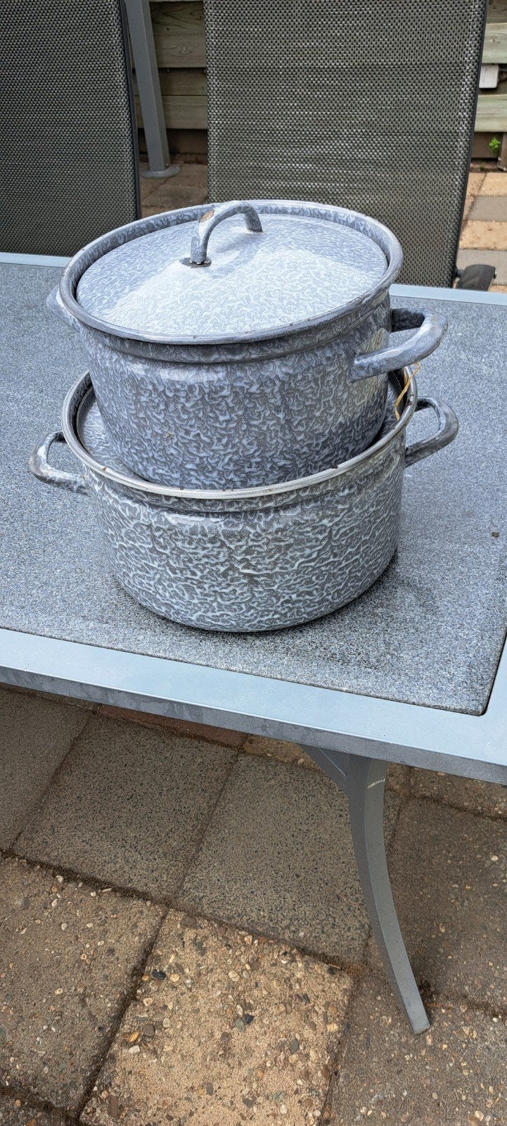 2 grijs emaille gewolkt pannen 22 en 26 cm doorsnede, Huis en Inrichting, Keuken | Potten en Pannen, Ophalen of Verzenden, Overige materialen