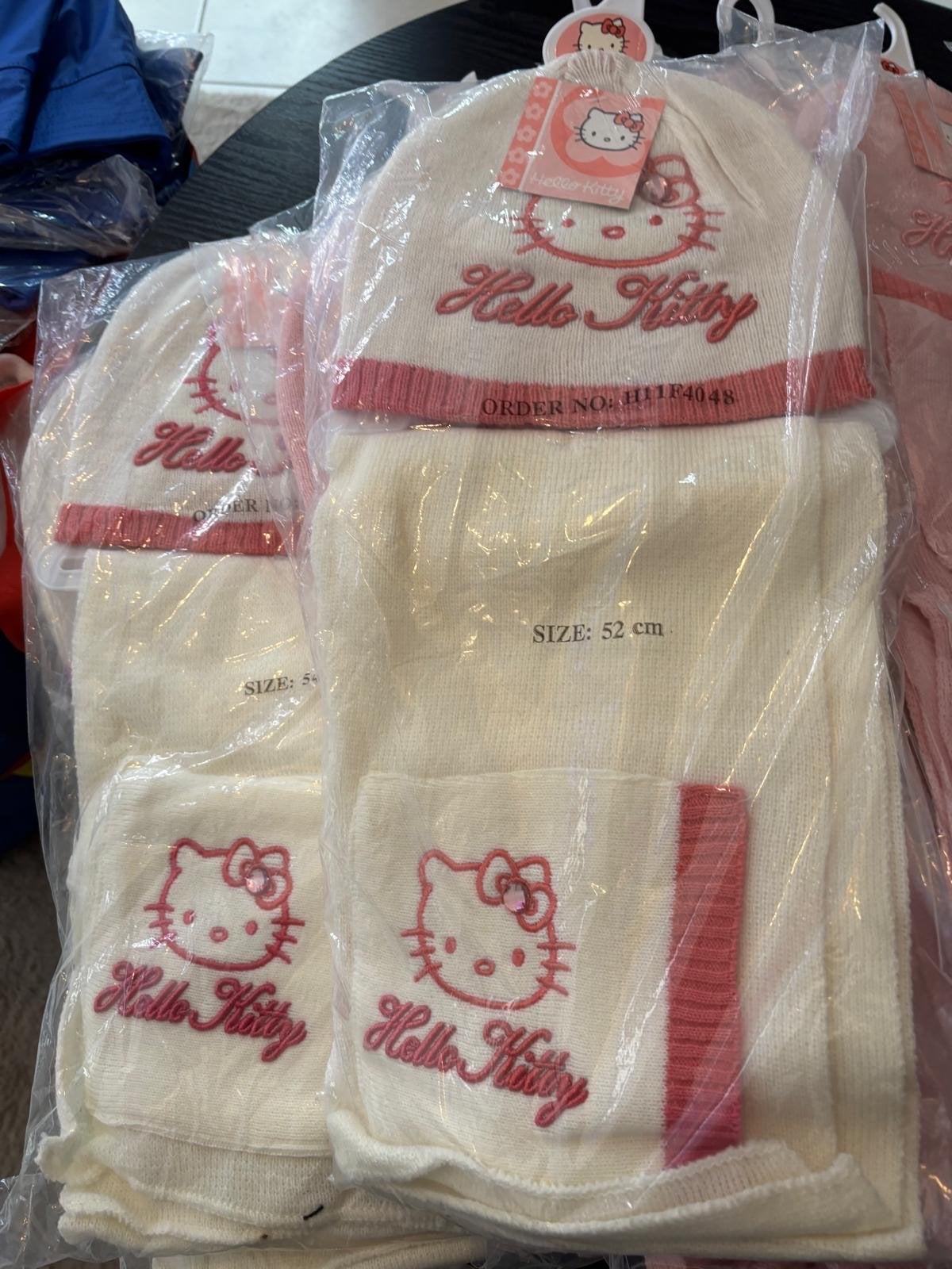 Partij Hello Kitty Muts en Sjaal Set - Wit & Roze (18 stuks), Nieuw, Ophalen of Verzenden, 104 of kleiner, Meisje