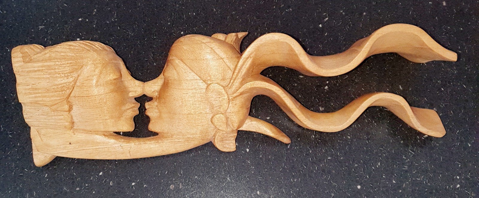 Indonesisch/Balinees houten beeldhouwwerk genaamd The Kiss, Antiek en Kunst, Ophalen, Houtsnijwerk, Handgemaakt, 20 - 50 cm