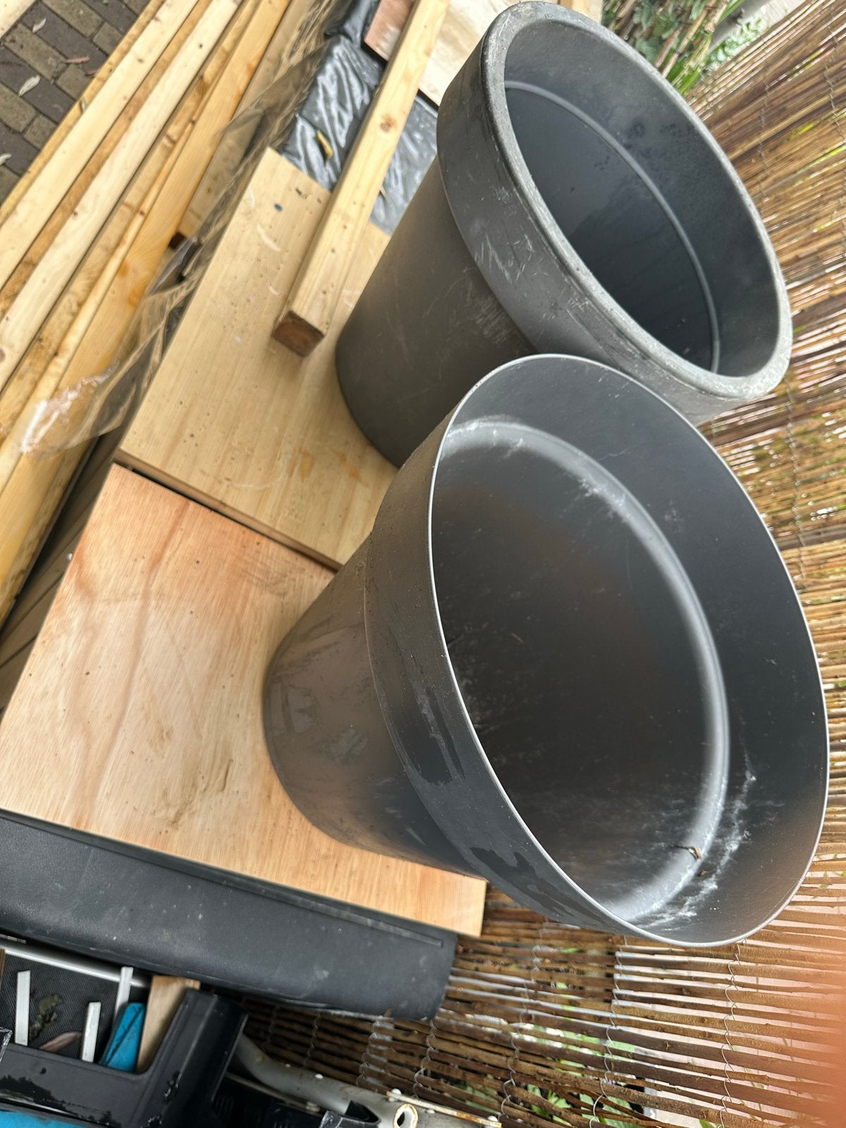 Twee grote grijze plantenpotten, 37 cm hoog, Tuin en Terras, Brievenbussen, Ophalen, Gebruikt, Kunststof