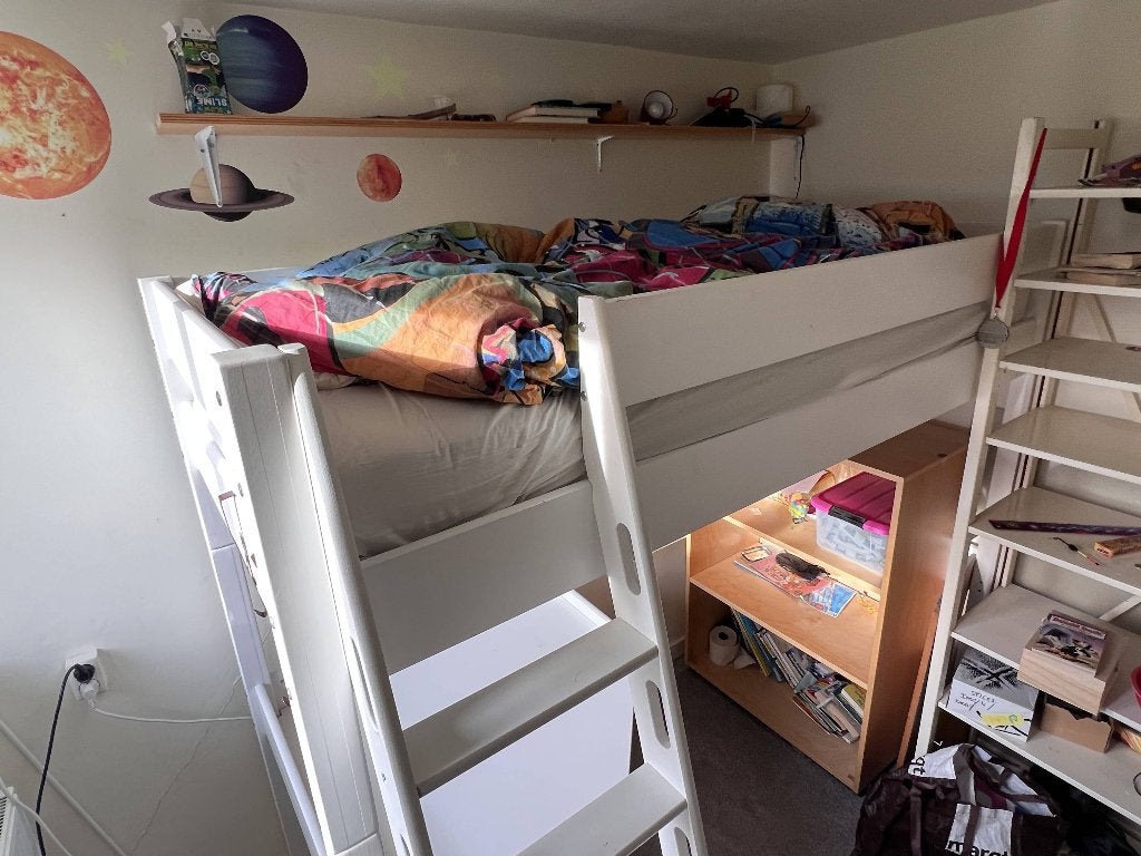 Foto 5 van Stevige hoogslapers (2x) met bureau en matras (200x90cm)