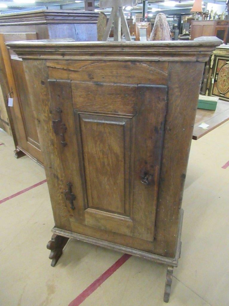 Oer 11782 ANTIEKE 18e eeuwse kleine spinde op hoge poten, Ophalen