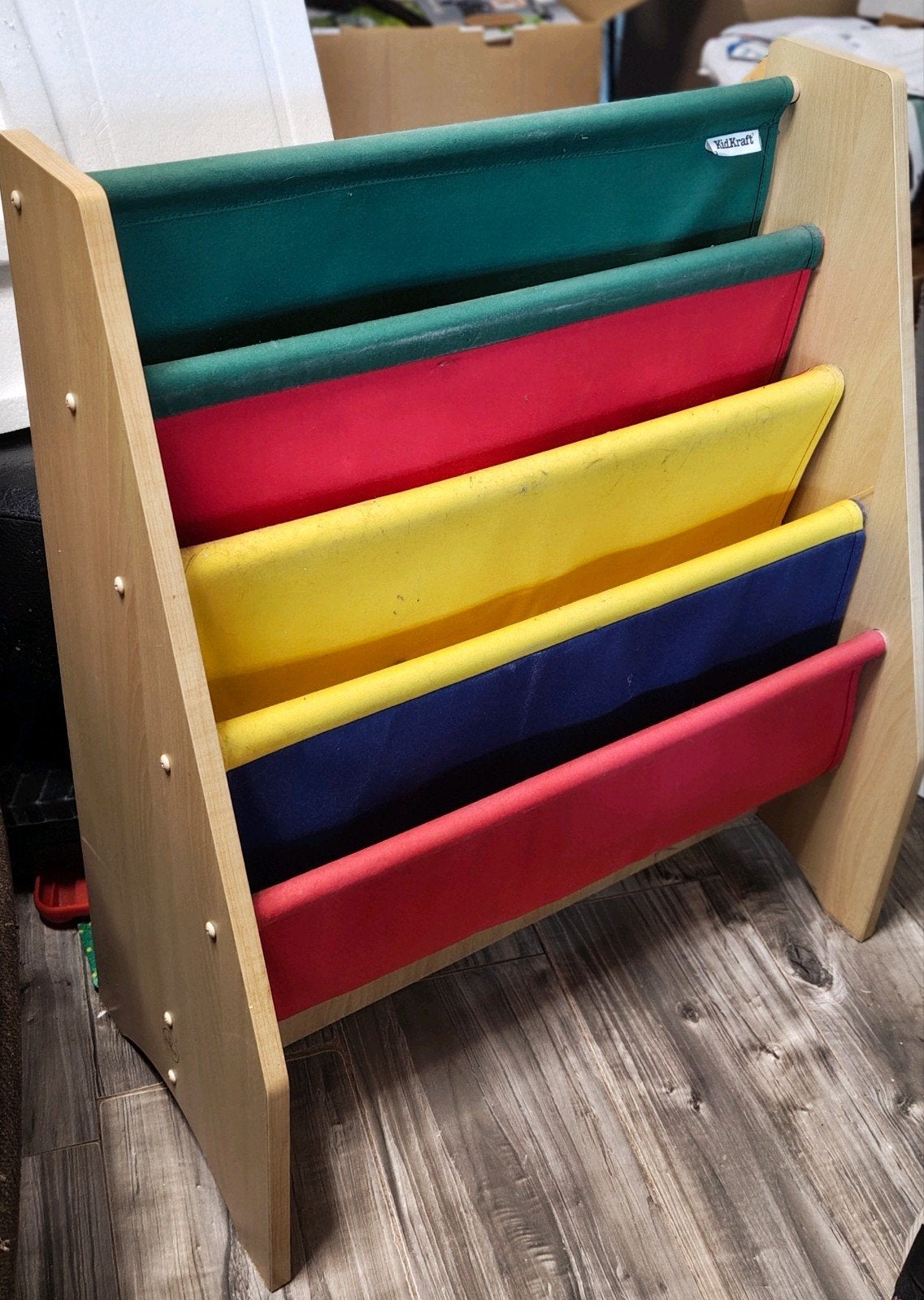 Kleurenrijk kinderboekenrek van hout en stof, Ophalen, Met plank(en), Gebruikt, Overige materialen