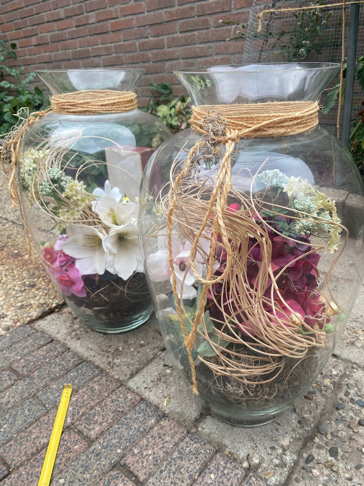 Grote glazen vazen met decoratie (set van 2), Gebruikt, Transparant, Inclusief decoratie, Ophalen of Verzenden