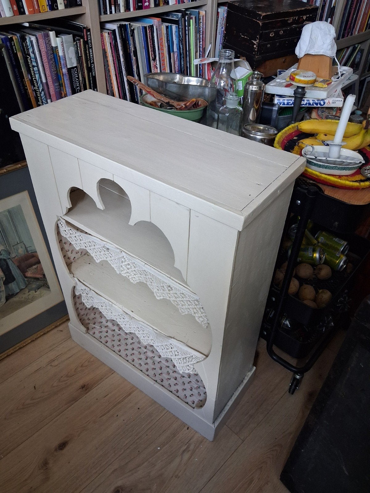 Decoratieve vintage kast met kant en bloemenprint, Ophalen