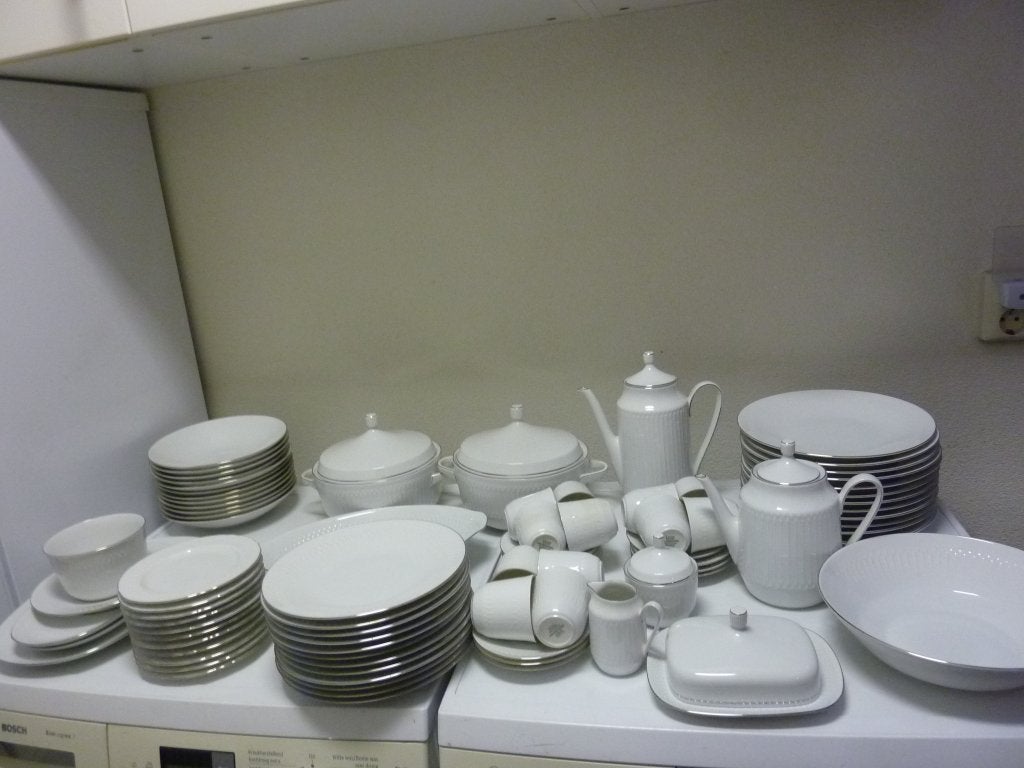 12 Delig Hutschenreuther servies. Wit, zilverkleurig randje., Ophalen, Gebruikt, Overige typen, Overige stijlen