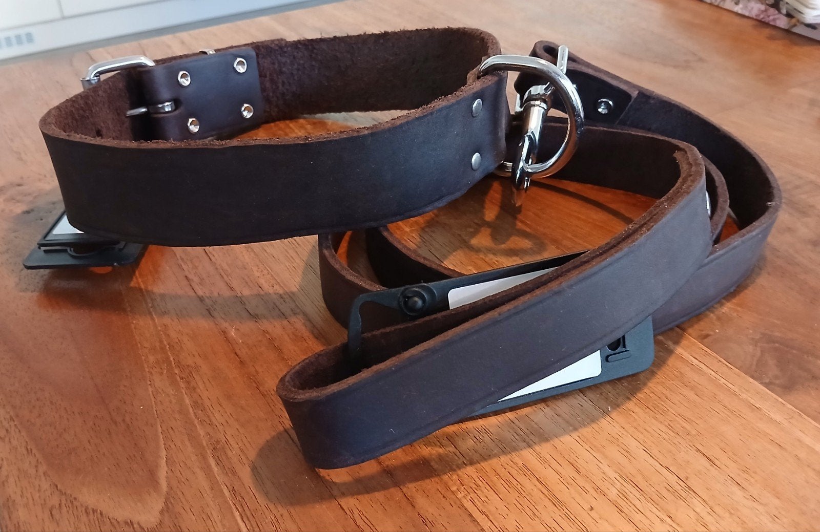 Nieuw: Bruin leren riem / halsband 70x4 cm + lijn 130x2,5 cm, Ophalen of Verzenden, Nieuw