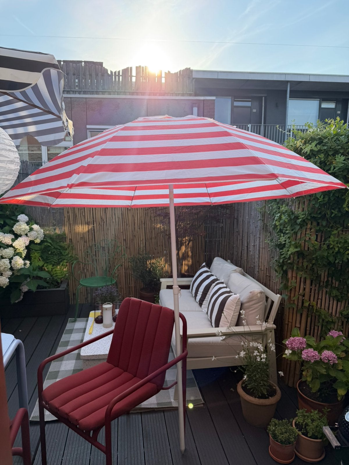 Rode strand parasol tuin rood wit gestreept terras balkon, Ophalen, Zo goed als nieuw, 1 tot 2 meter, Stokparasol