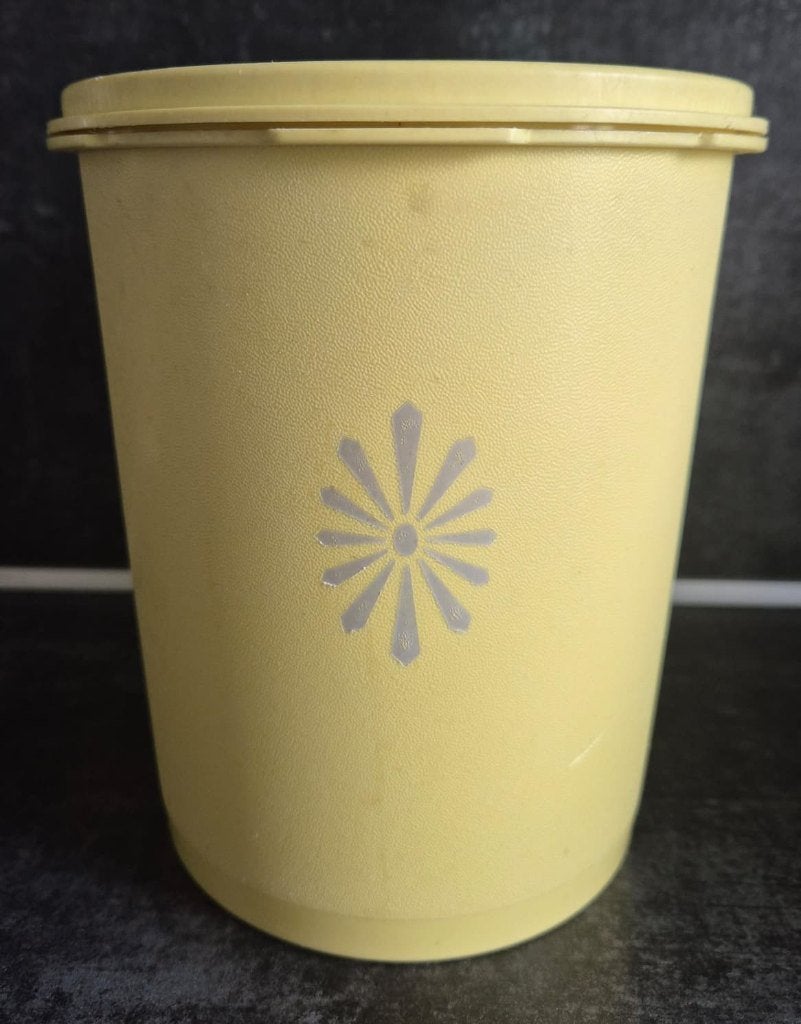 Tupperware trommel met sterdeksel Geel met Grijze bloem, Huis en Inrichting, Keuken | Tupperware, Geel, Ophalen of Verzenden, Zo goed als nieuw