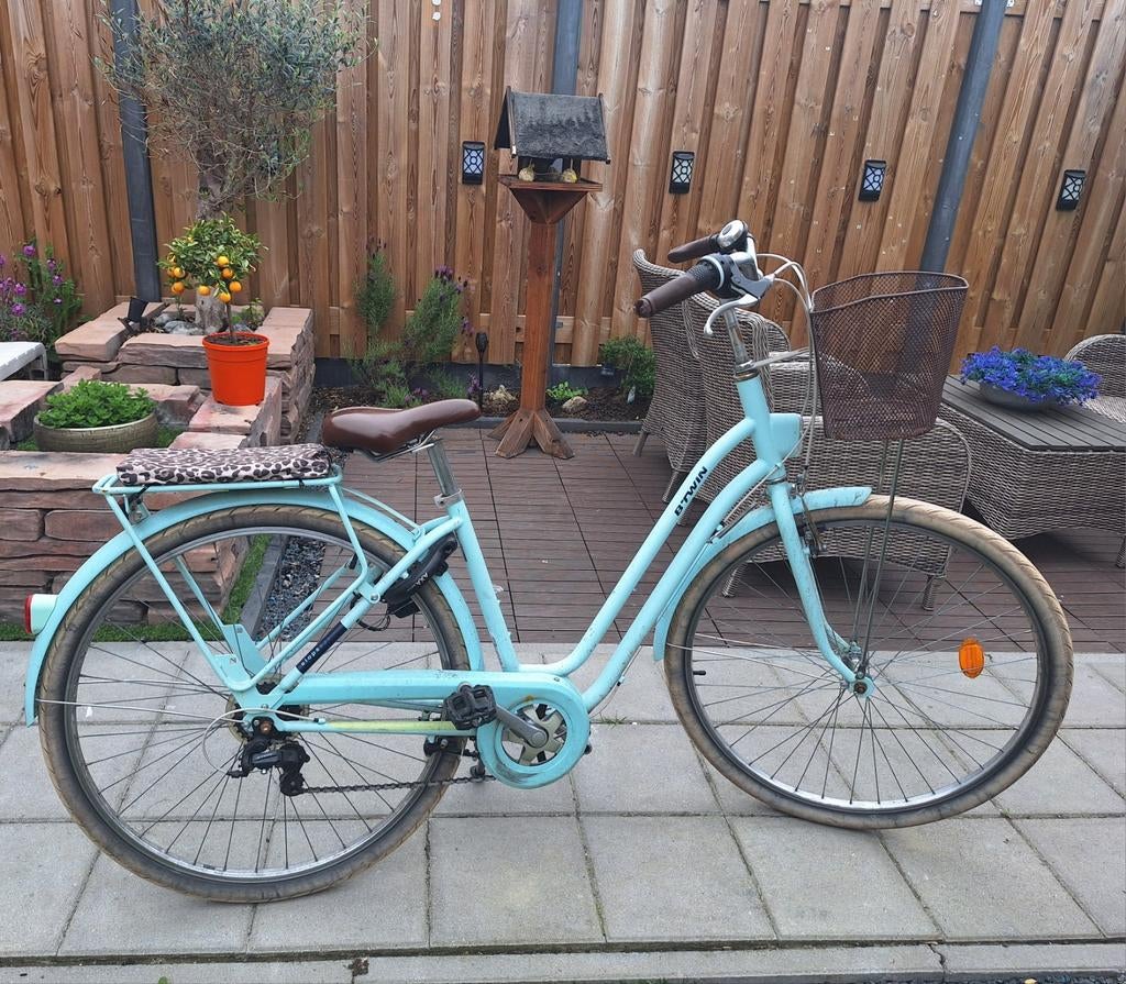 Btwin stadsfiets dames, met mand en zitkussen, Fietsen en Brommers, Fietsen | Dames | Damesfietsen, Gebruikt, Overige merken, Versnellingen