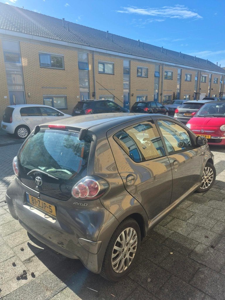 Toyota Aygo 1.0 12V Vvt-i 5DRS 2012 Bruin, Auto's, Voorwielaandrijving, Bruin, 4 stoelen, Origineel Nederlands