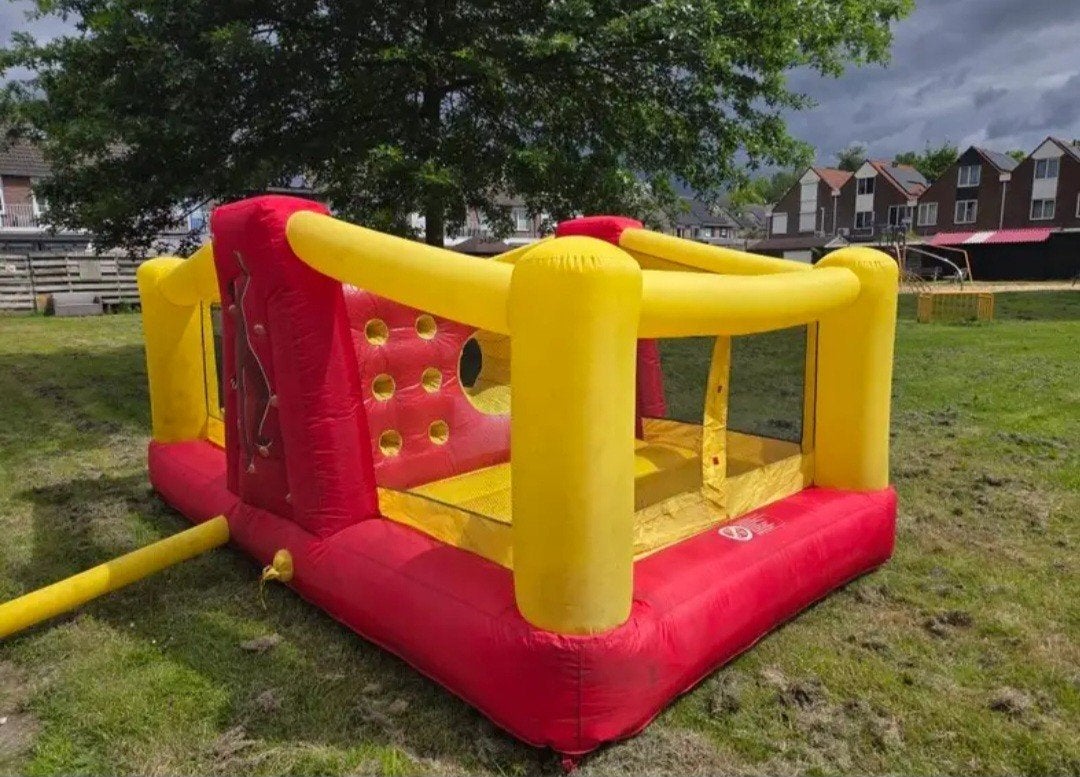 Springkussen met glijbaan en speelgedeelte, Kinderen en Baby's, Speelgoed | Buiten | Springkussens, Ophalen of Verzenden, Zo goed als nieuw