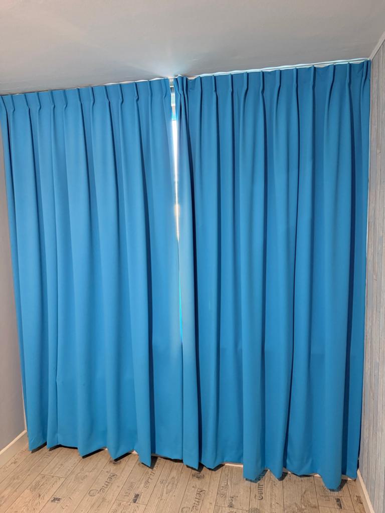 Verduisterende gordijnen - Blauw, Ophalen of Verzenden, Zo goed als nieuw, 200 cm of meer, 200 cm of meer