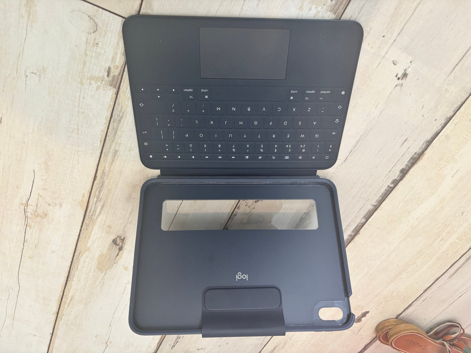 Logitech Combo Touch iPad Air (4e/5e gen) toetsenbord hoes, Ophalen of Verzenden, Nieuw, 11 inch, Bescherming voor- en achterkant