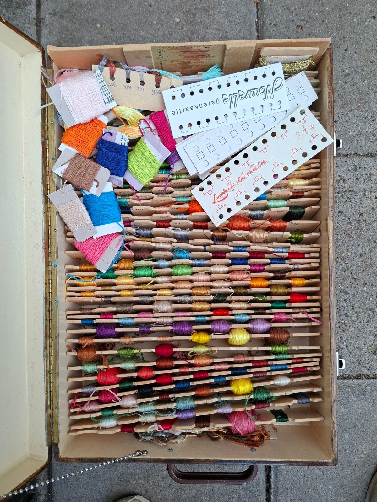 Borduurgaren in houten kist, Ophalen of Verzenden, Borduurgaren of Zijde