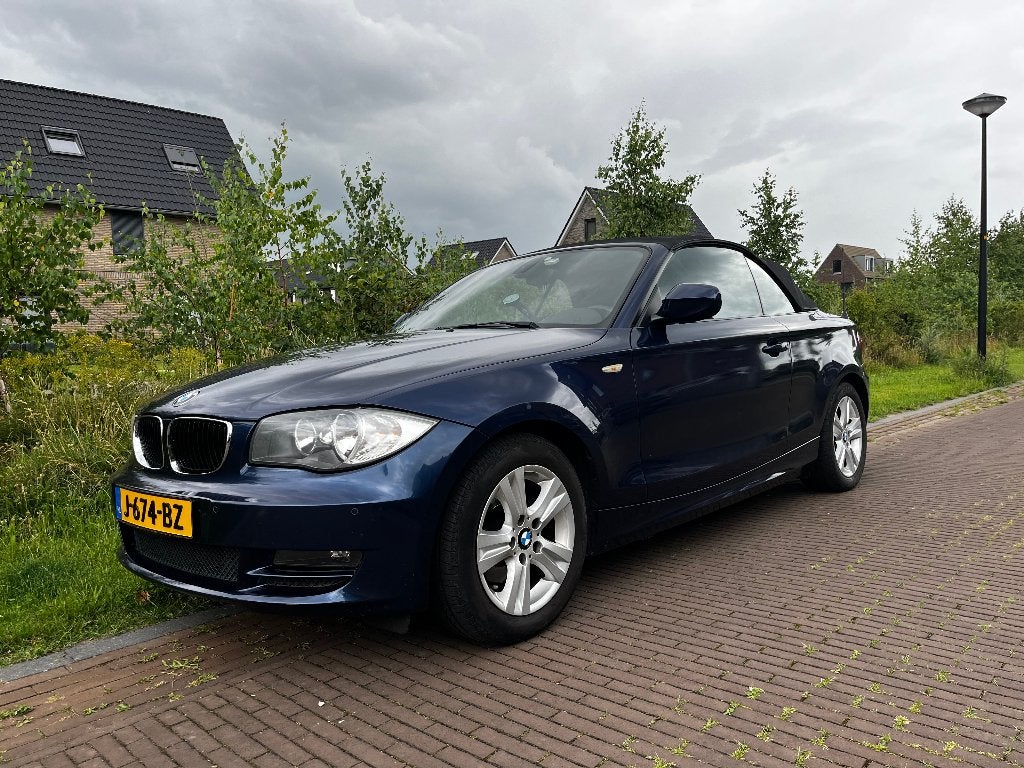 BMW 1-Cabrio (e88) 118i 143pk Aut. 2011 Blauw, weinig km's!, Euro 5, Achterwielaandrijving, 1995 cc, Zwart