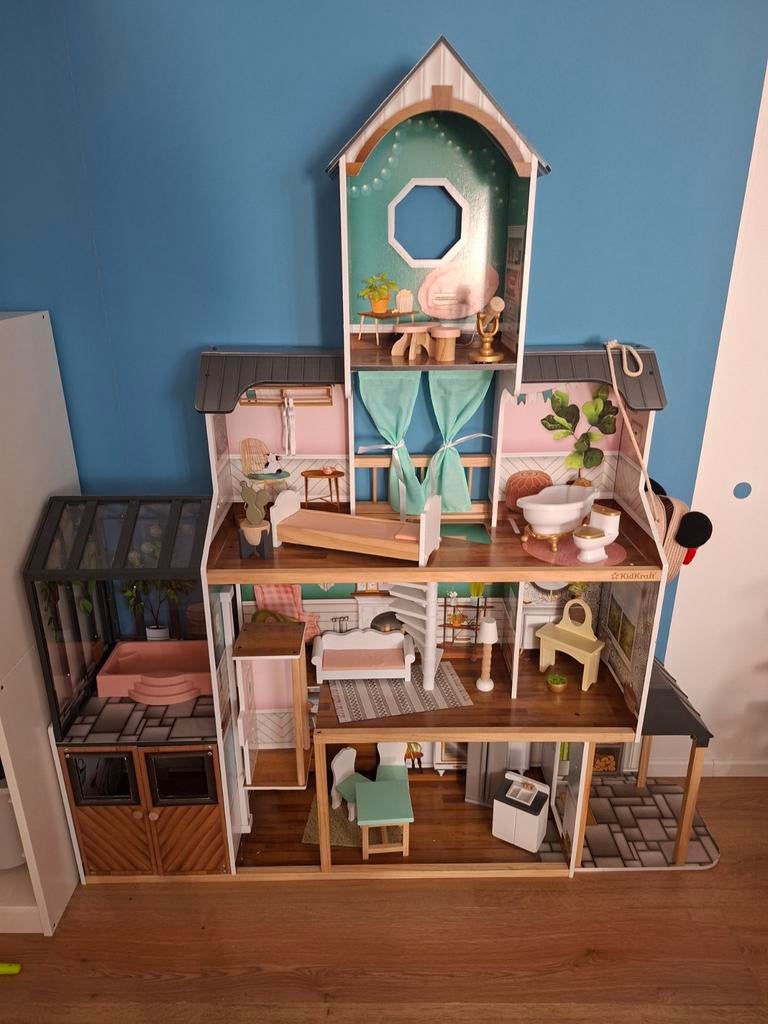 Kinder poppenhuis. Ongeveer 1,60 m hoog., Ophalen, Zo goed als nieuw, Poppenhuis