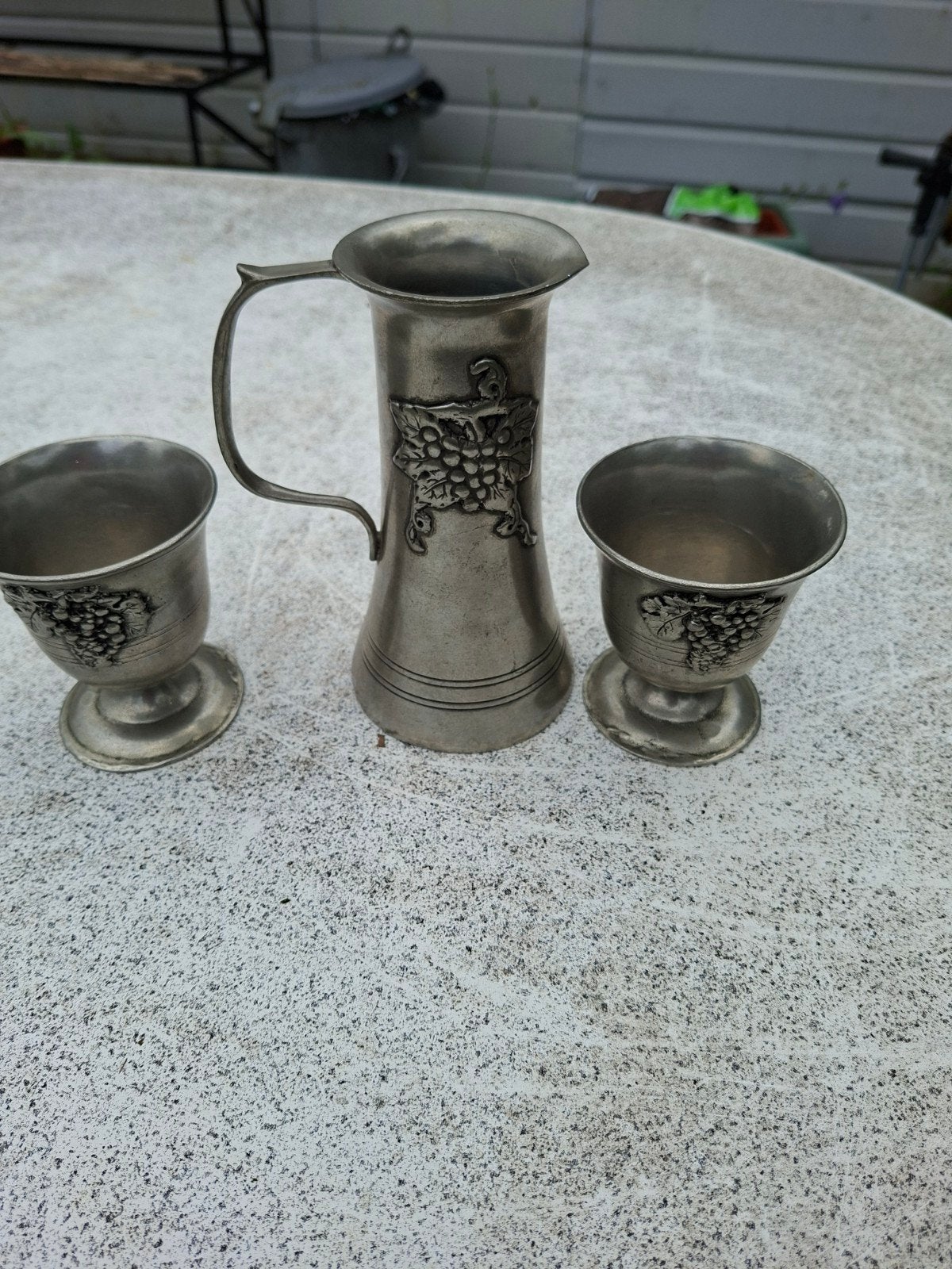 Vintage tinnen kan en bekers met druivenmotief, Antiek en Kunst, Antiek | Tin, Ophalen of Verzenden
