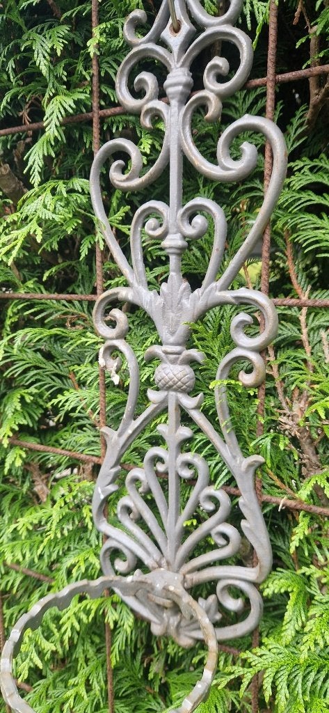 Mooie  bloempothouder/plantenhanger van gietijzer (brocante), Gebruikt, Minder dan 60 cm, Ophalen of Verzenden, Balkon