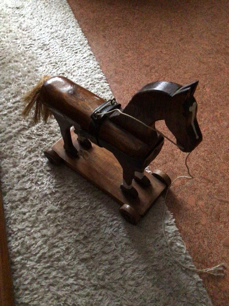Oud hout terkpaardje donker bruin massief.👌, Ophalen