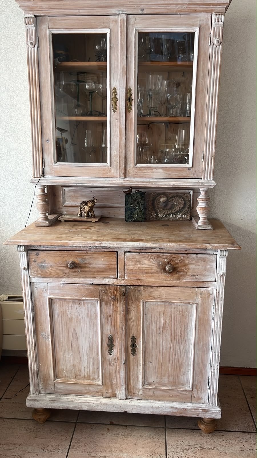 ‘Antieke’ houten kast met vitrine en lades, Ophalen