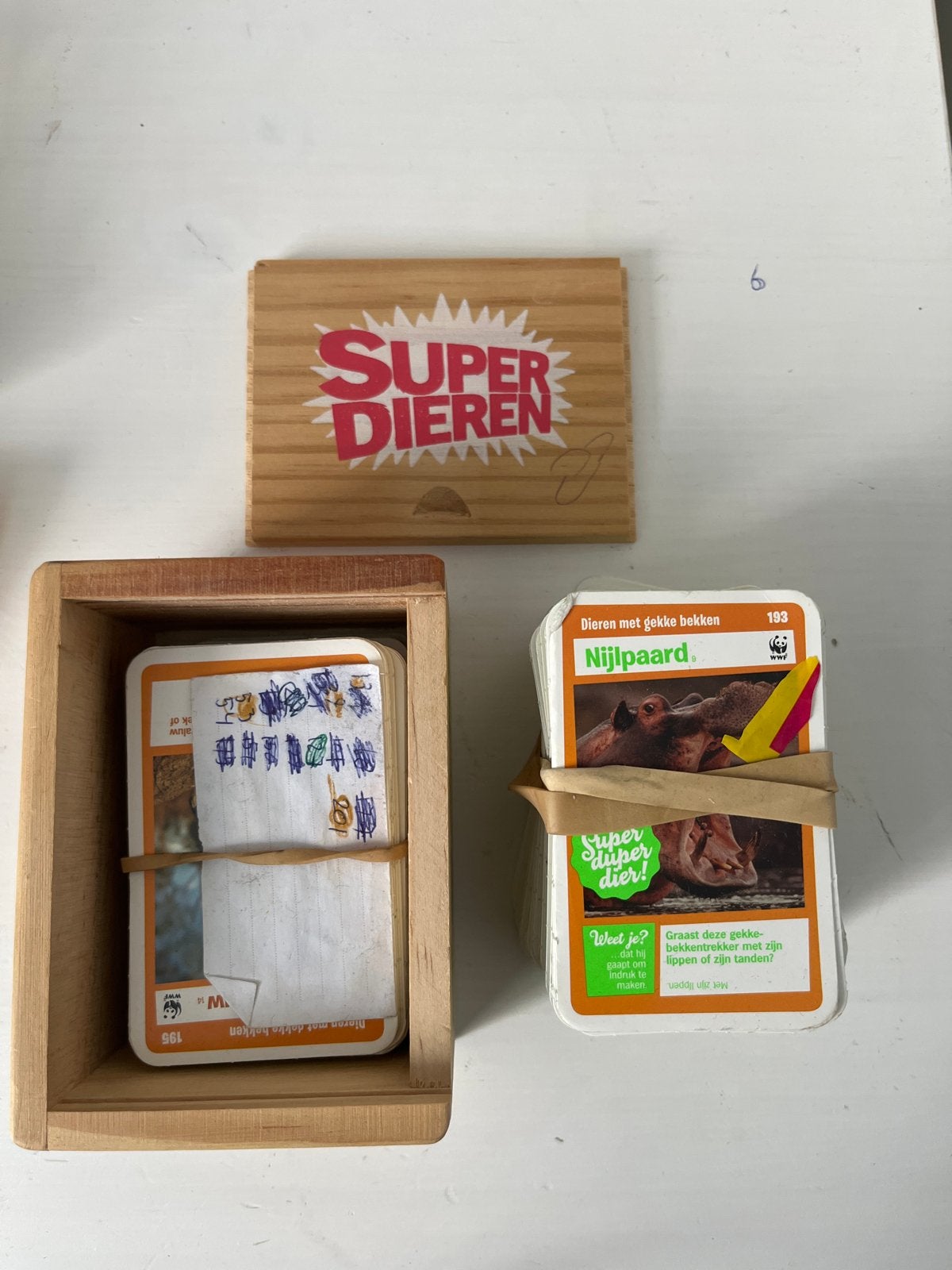 Super Dieren kaarten met houten doosje - Nijlpaard, Verzamelen, Dierenverzamelingen, Ophalen, Gebruikt, Overige soorten, Overige typen