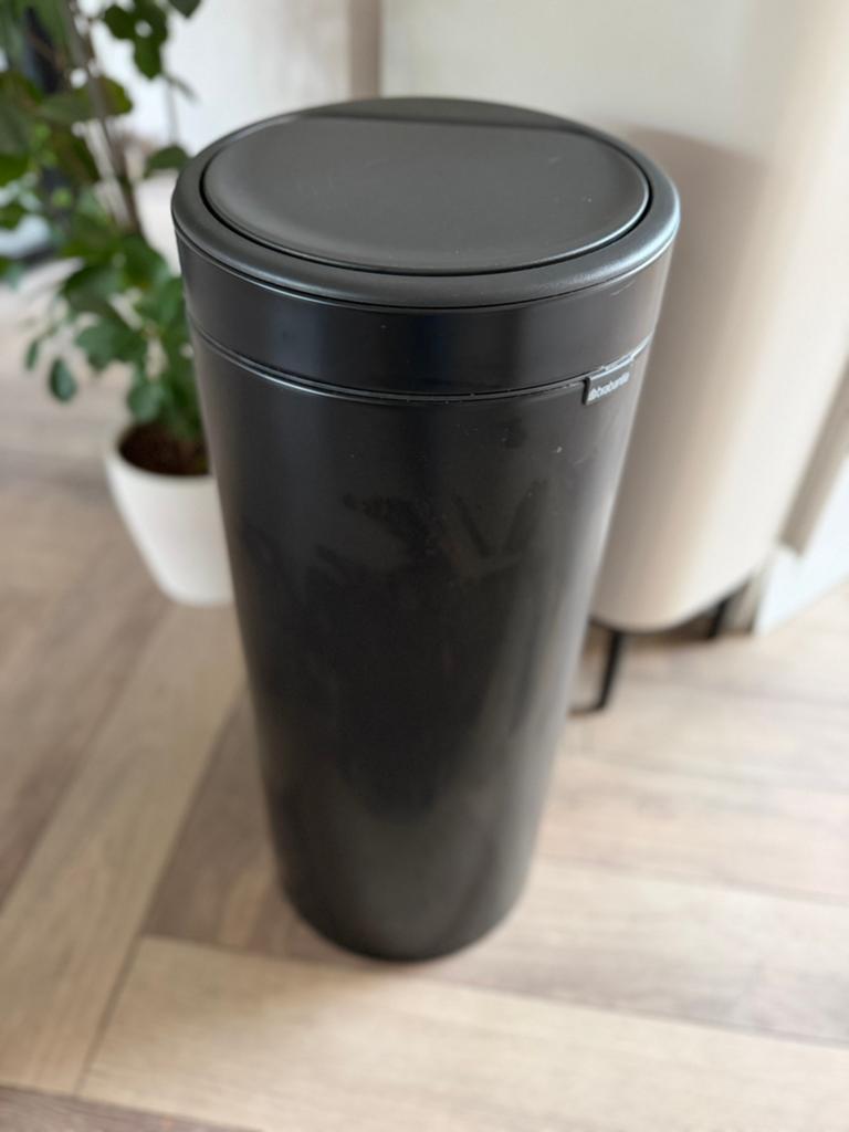 Brabantia touch bin flat zwart prullenbak 30 liter, Ophalen, Overige materialen, Gebruikt, 50 tot 75 cm
