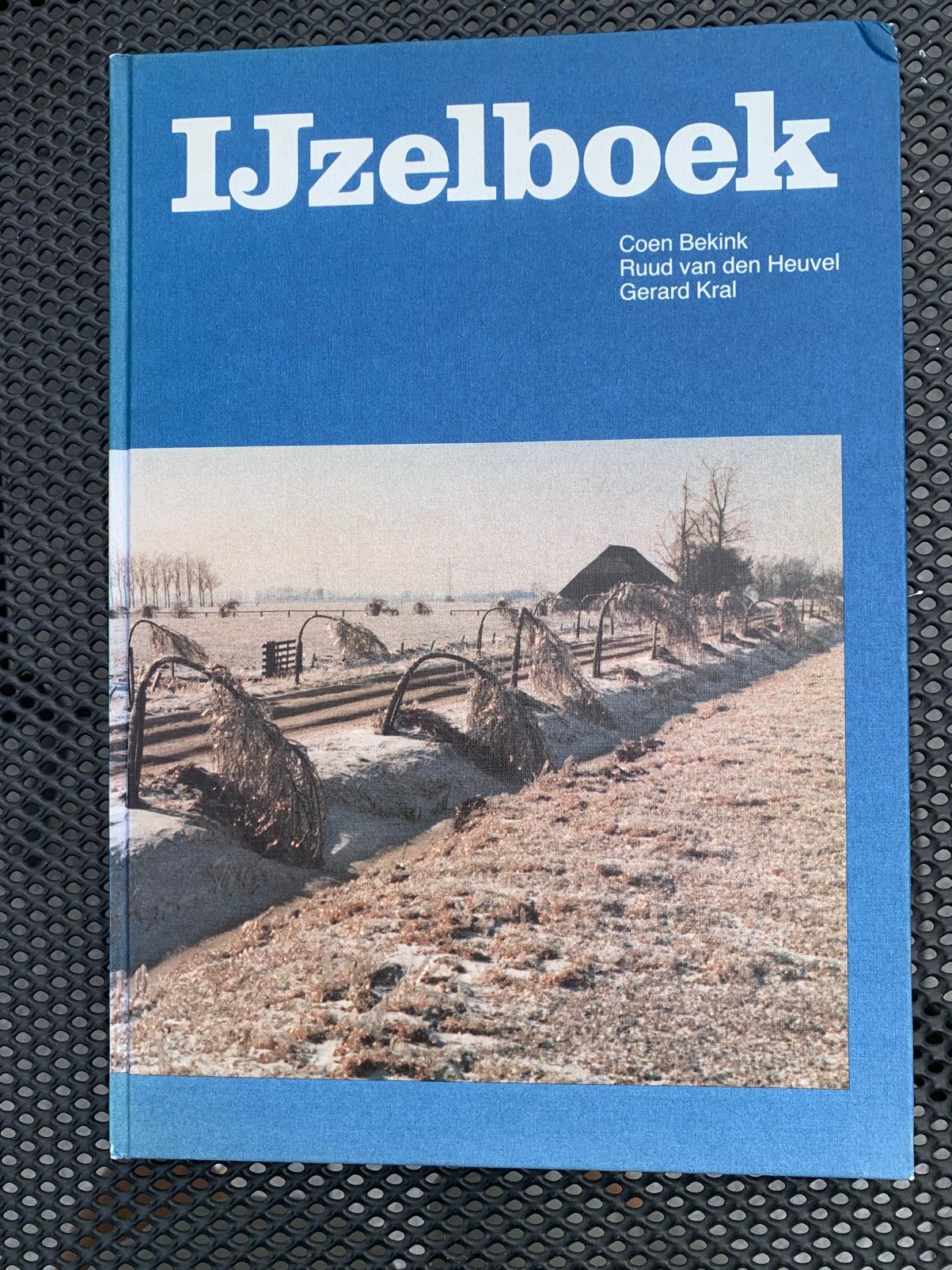 IJzelboek, Ophalen of Verzenden, Zo goed als nieuw