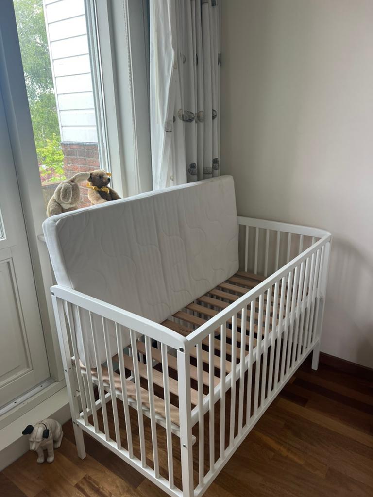 Baby/peuterbedje en commode, Ophalen, Zo goed als nieuw, Ledikant