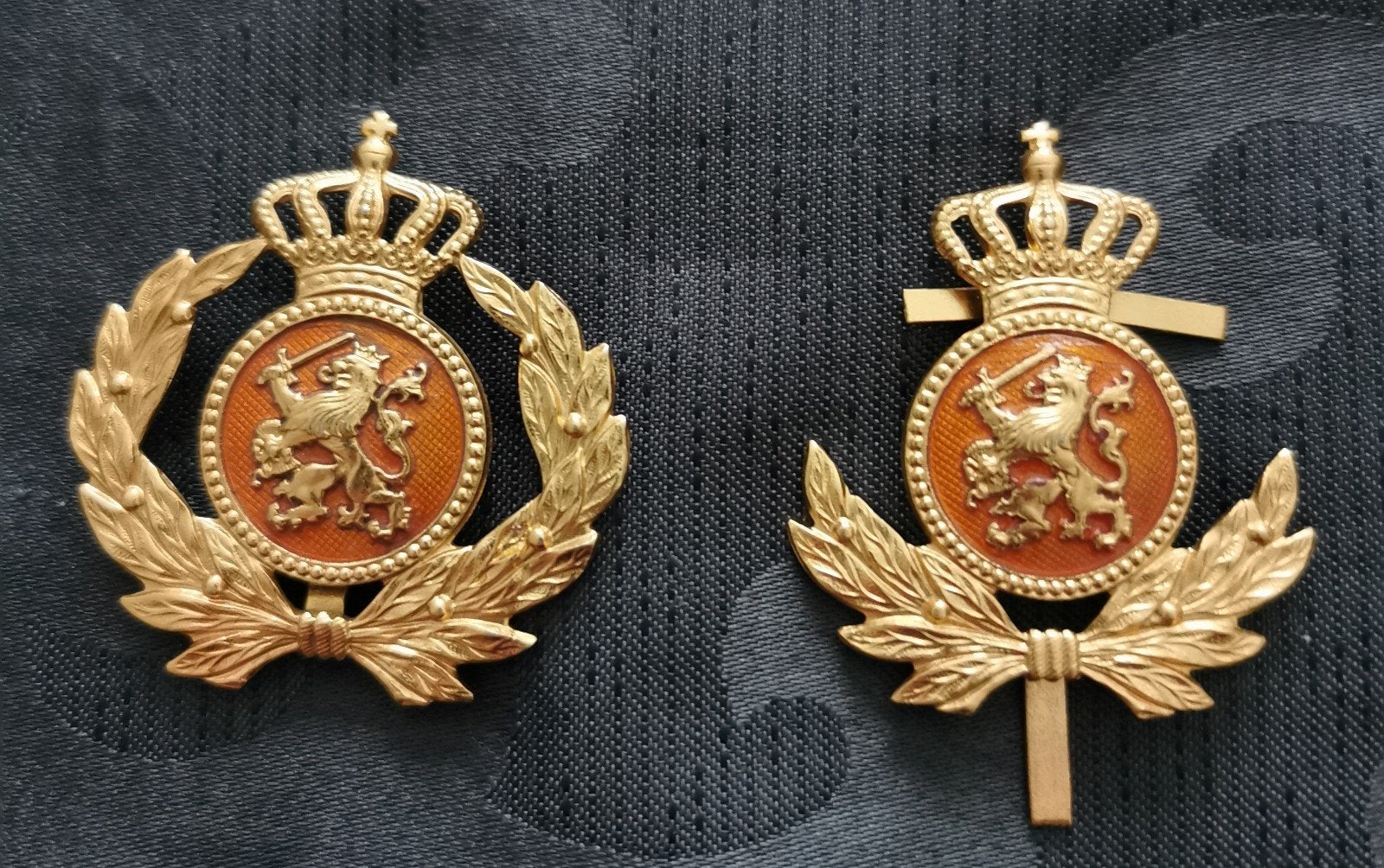 2 hoofddeksel emblemen, Verzamelen, Militaria | Algemeen, Verzenden, Landmacht, Nederland, Embleem of Badge