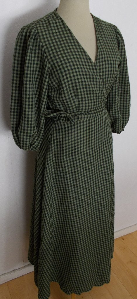 Leuke groen/zwarte wikkel maxi jurk van Minimum! 38, Kleding | Dames, Maat 38/40 (M), Verzenden, Zo goed als nieuw, Onder de knie