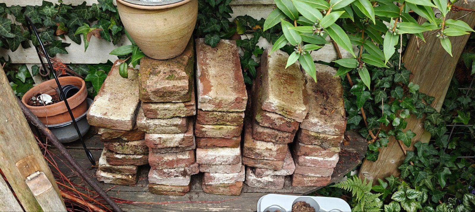 Kleine verzameling verweerde bakstenen, Tuin en Terras, Waterpartijen en Fonteinen, Ophalen, Beton