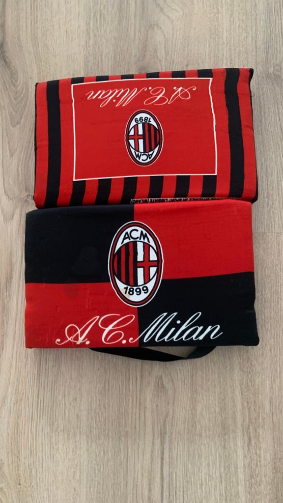 AC Milan kussen / stadion zitkussen rood zwart, Ophalen of Verzenden, Rood, Vierkant