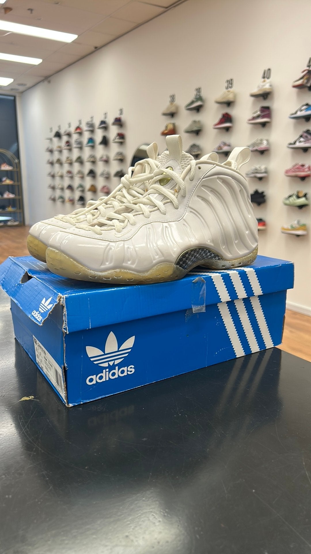Nike Air Foamposite One Triple White – Maat 43 – €100, Schoenen, Ophalen of Verzenden, A, A