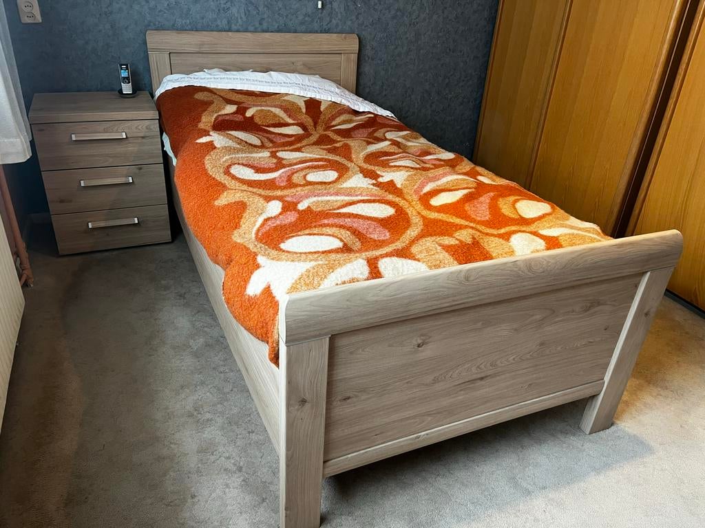 Verstelbaar eenpersoonsbed seniorebed met nachtkastje, Huis en Inrichting, Slaapkamer | Bedden, 90 cm, Eenpersoons, Bruin, Ophalen of Verzenden