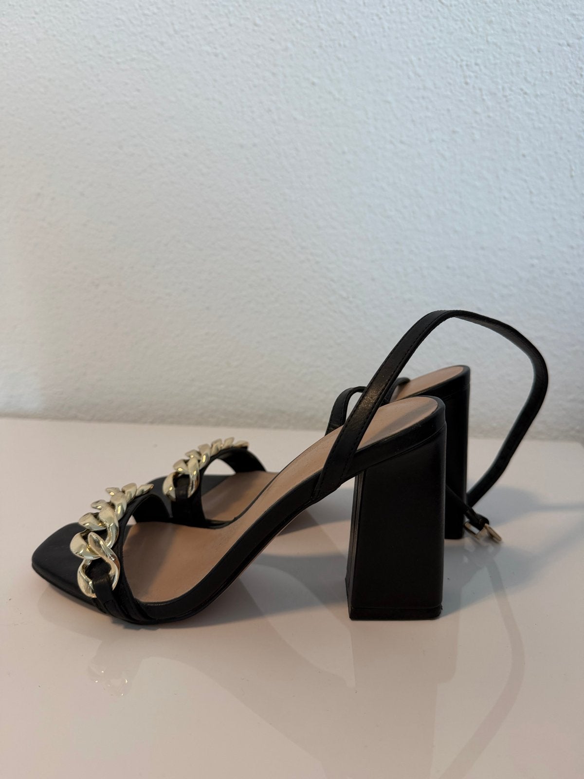 Zwarte sandalen met gouden ketting detail maat 36, Zwart, Gedragen, Sandalen of Muiltjes, Ophalen of Verzenden