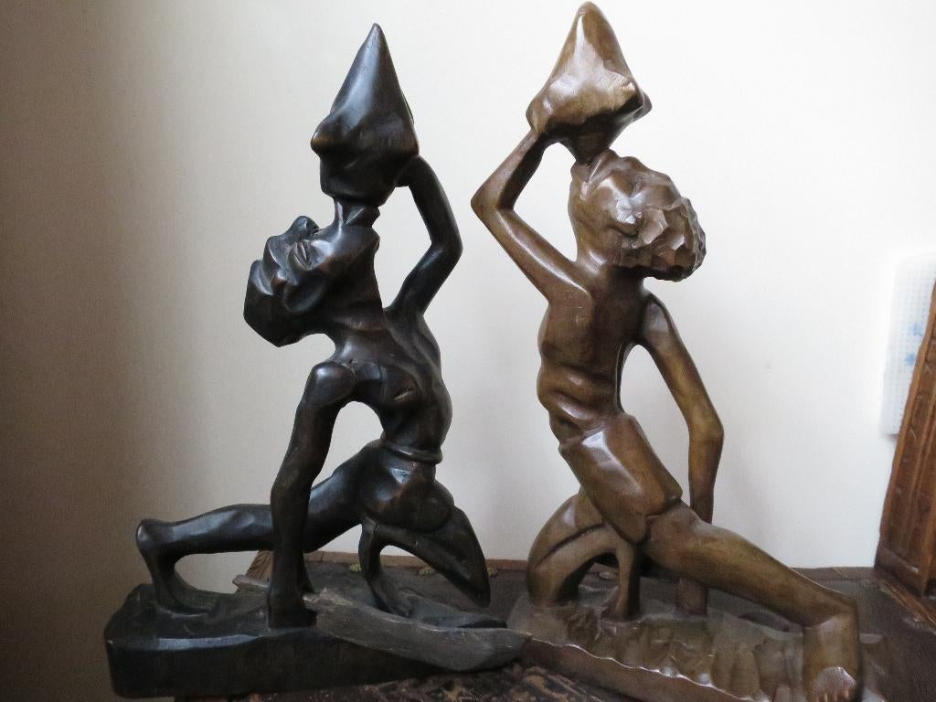 2 mooie beelden uit hout gesneden 28 cm, Antiek en Kunst, Kunst | Beelden en Houtsnijwerken, Ophalen of Verzenden, 20 - 50 cm