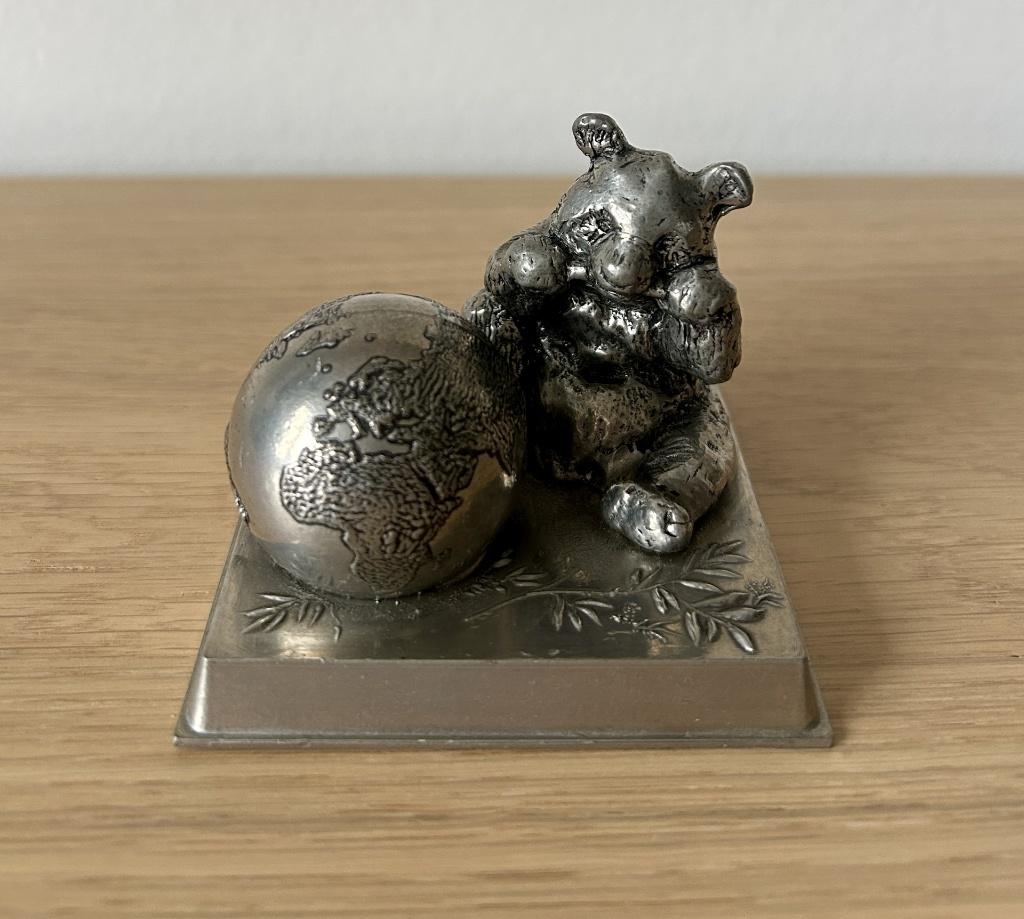 Vintage tinnen beeldje van een Panda en wereldbol van WWF, Verzamelen, Beelden en Beeldjes, Ophalen of Verzenden, Gebruikt, Dier