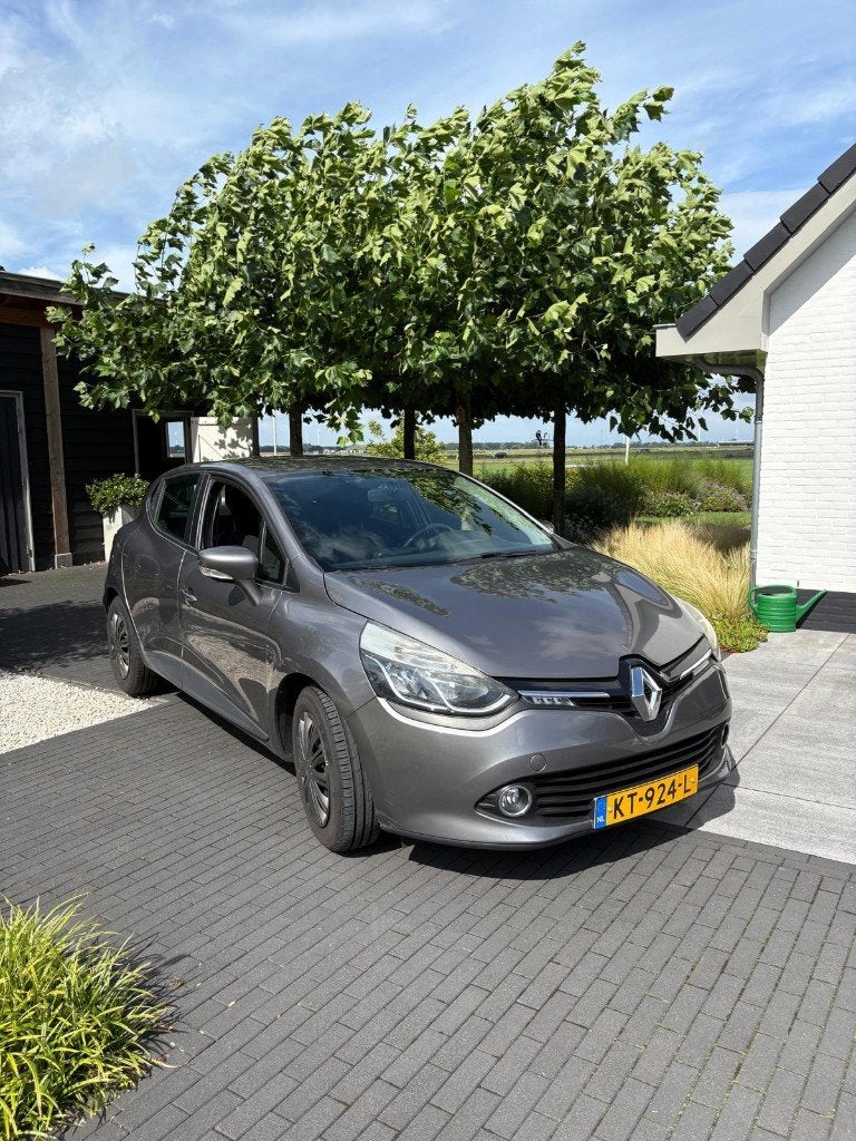 Renault Clio TCe 90pk Expression 2016 (incl winterbanden), Auto's, Stof, 40 €/maand, Zwart, Start-stop-systeem