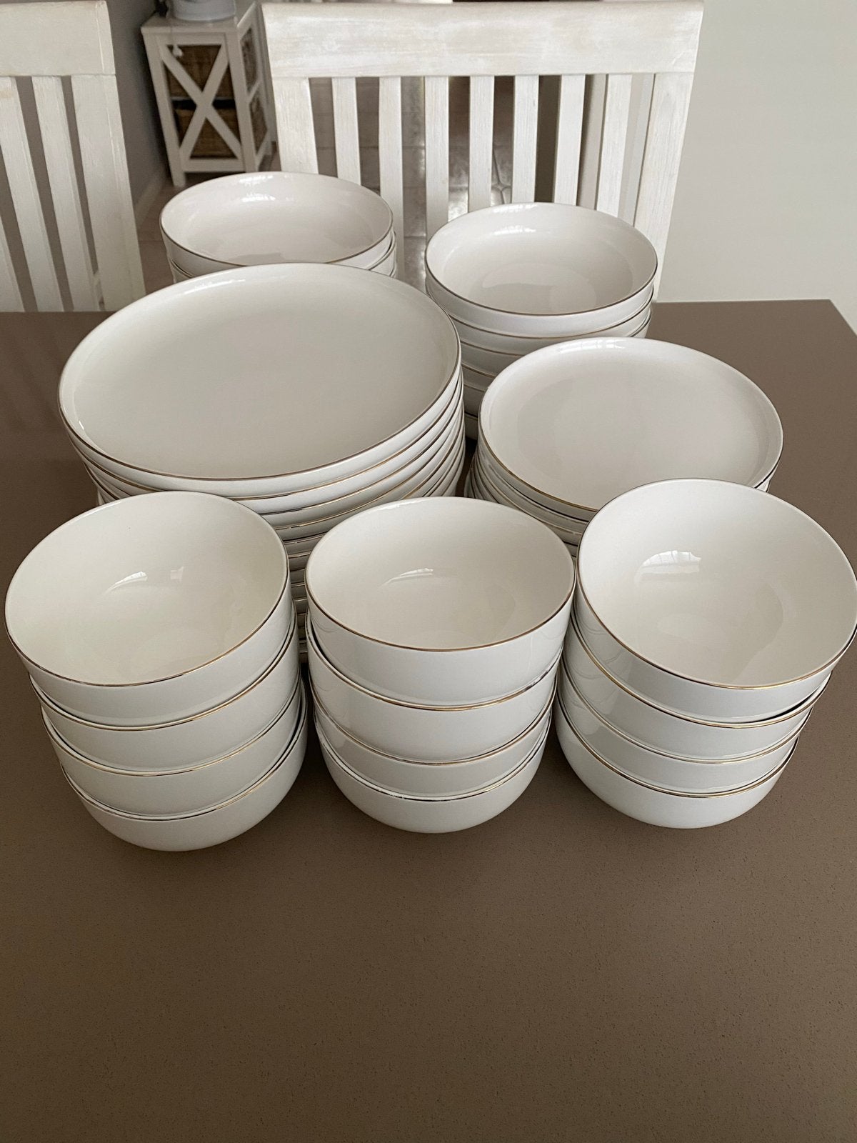 Wit servies met gouden rand - Borden en kommen, Ophalen of Verzenden, Zo goed als nieuw, Modern, Porselein