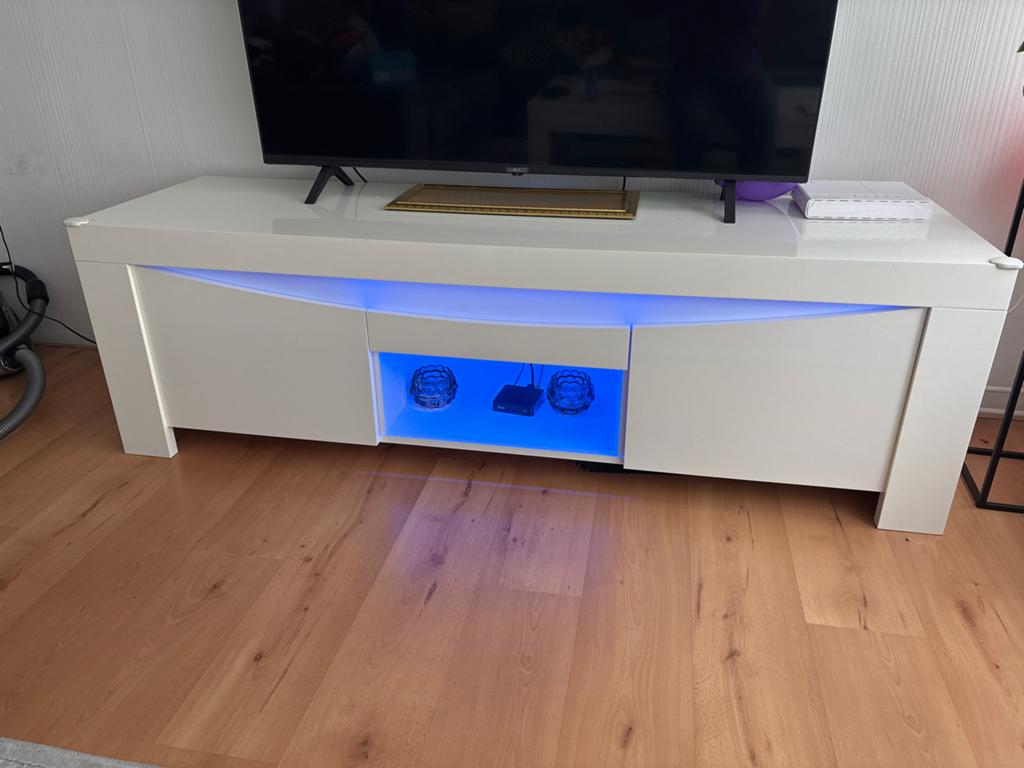 Modern wit tv-meubel met LED-verlichting, Ophalen, Kunststof, 150 tot 200 cm, Zo goed als nieuw