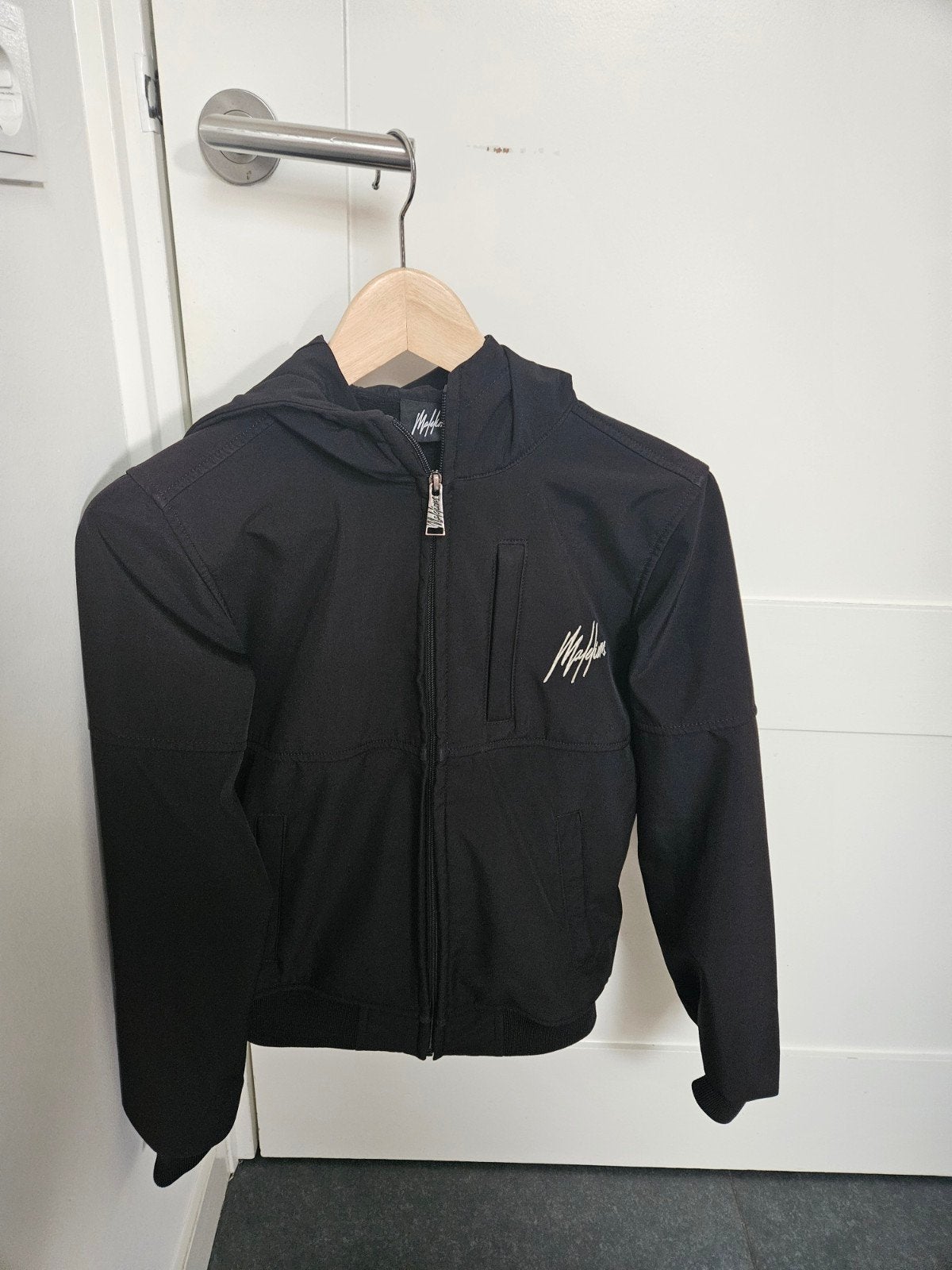 Zwarte softshell jas van Malelions, maat 152, Kinderen en Baby's, Kinderkleding | Maat 152, Verzenden, Jongen, Jas
