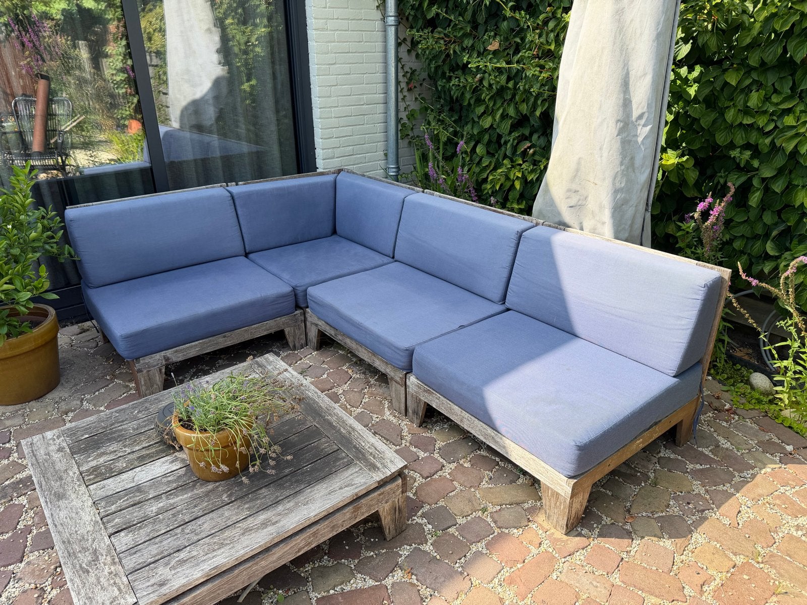 Loungeset met blauw/paarse kussens en salontafel, Ophalen, 5 zitplaatsen, Gebruikt, Loungeset