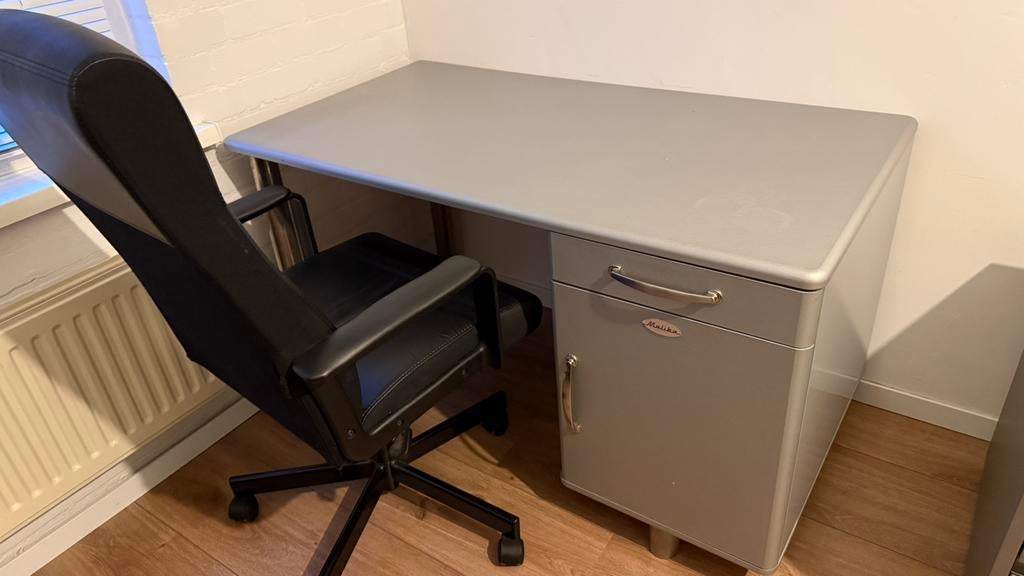 Malibu bureau en ikea bureaustoel, Huis en Inrichting, Bureaus, Ophalen, Zo goed als nieuw